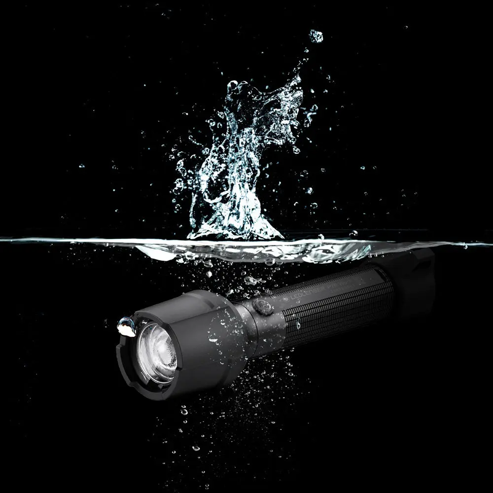 led-lenser-p7r-work-underwater_1024x@2x.webp