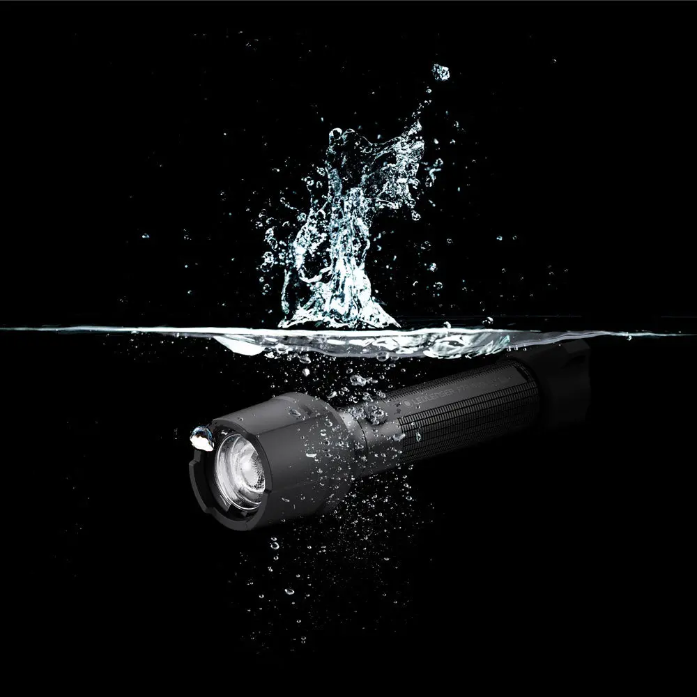 led-lenser-p7r-uv-work-submerged_1024x@2x.webp